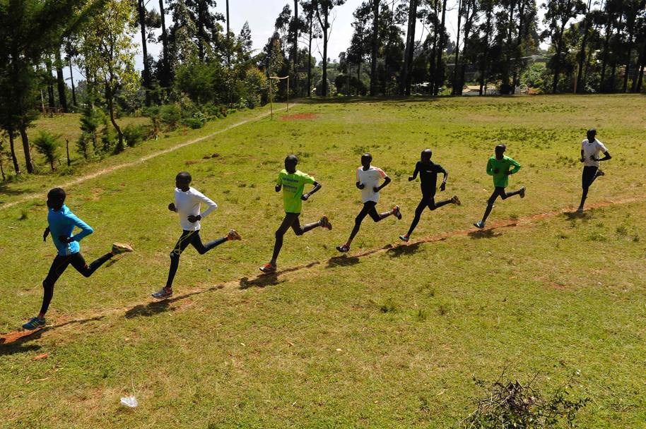 Kenia: una sessione di allenamento degli atleti kenioti a Iten, 329 km a nord di Nairobi (AFP)